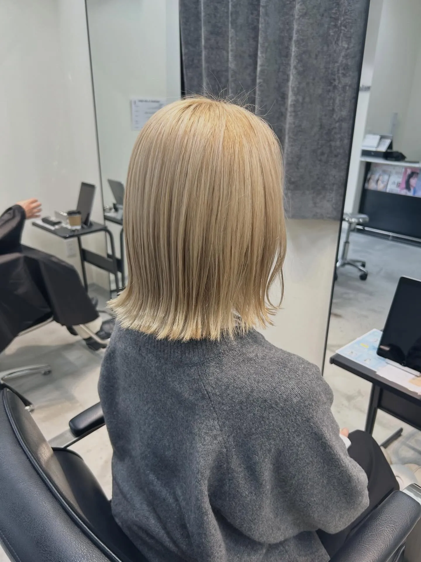 透明感たっぷりのブロンドボブ