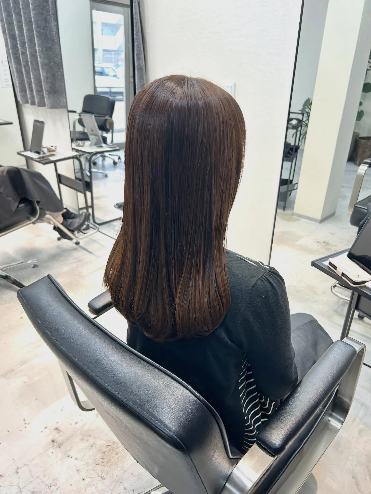 ツヤ感たっぷり◎やわらかベージュの美髪ロング