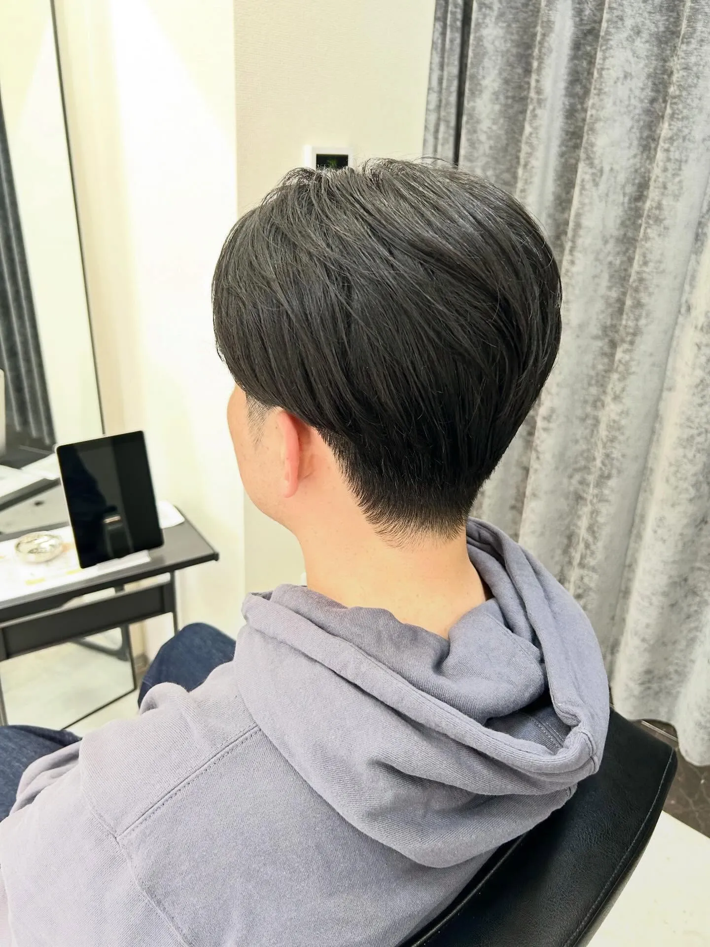 大人センターパート刈り上げショート