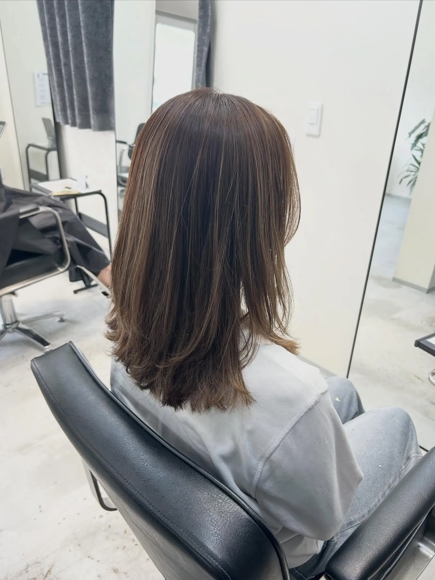 くびれレイヤーで動きと軽さを◎大人ナチュラルミディ