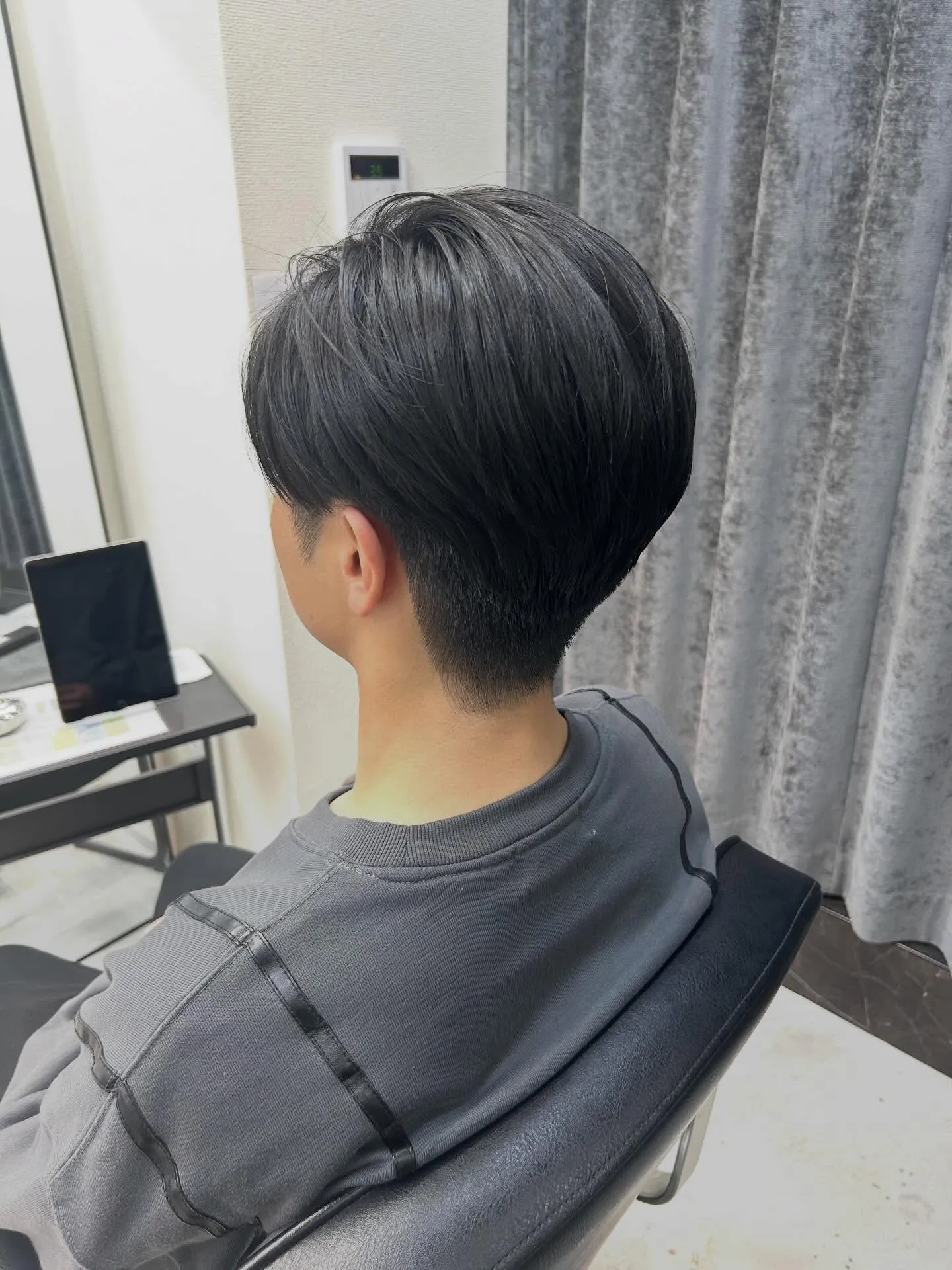 センターパート×タイトシルエット