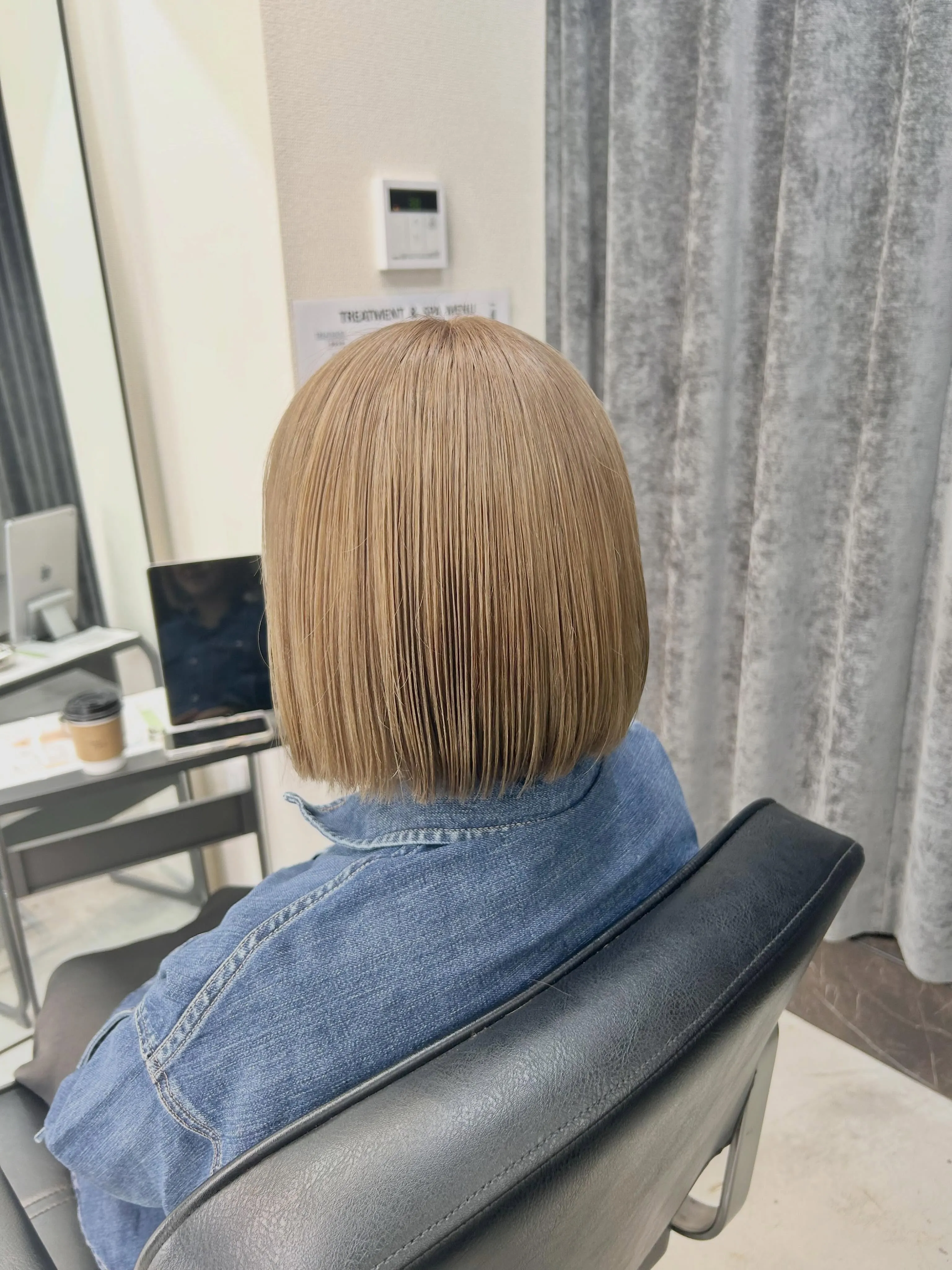 透明感たっぷりのミルクティーベージュボブ