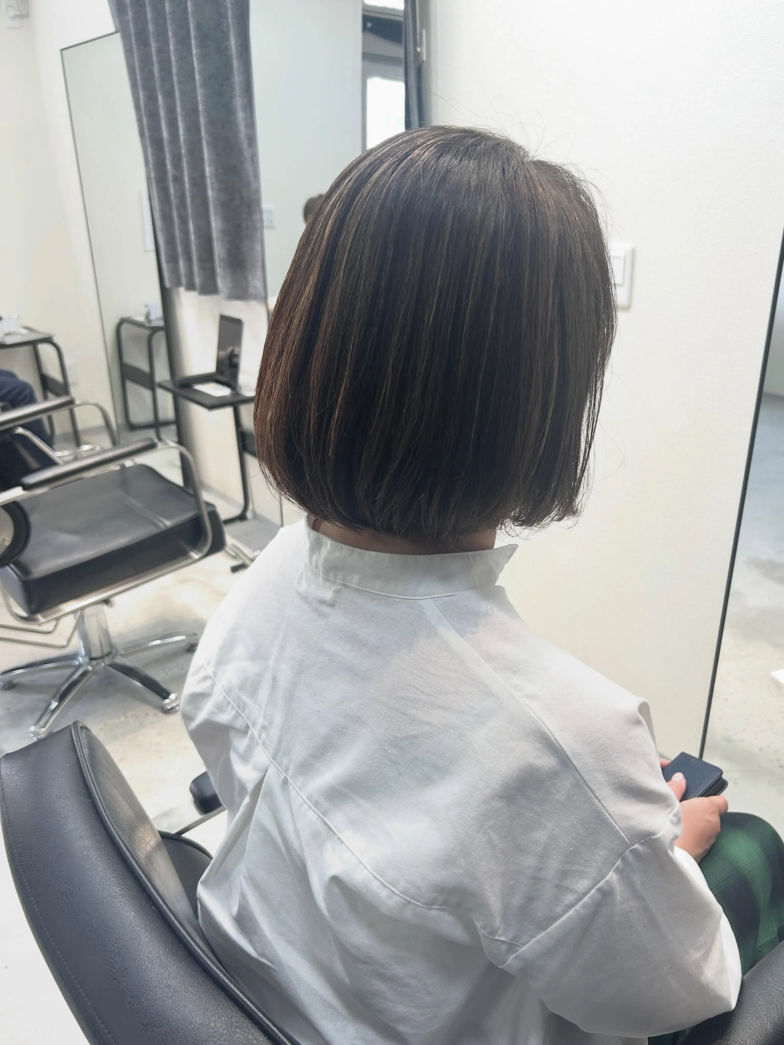 白髪ぼかしハイライトでつくる上品な艶ショートボブ
