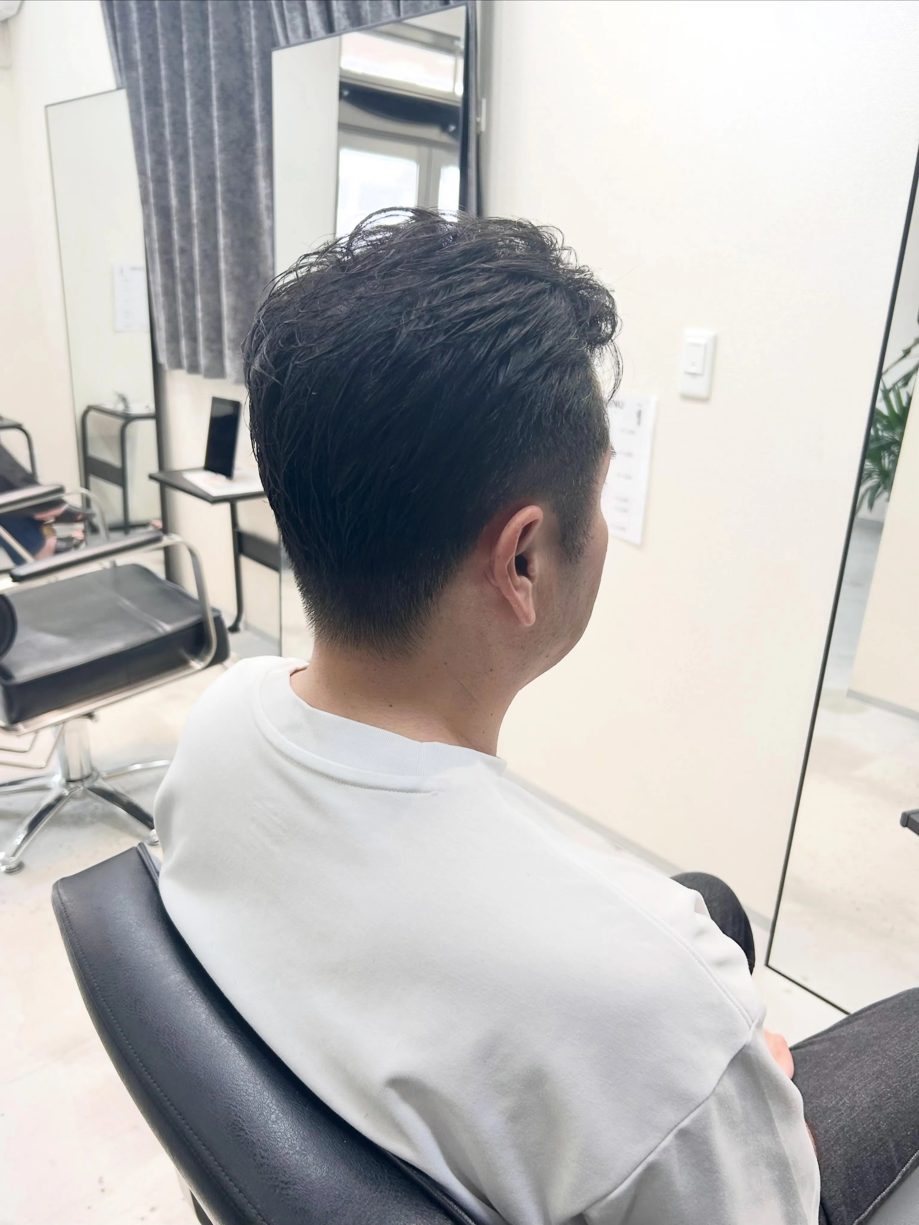 サイドから襟足にかけてスッキリと刈り上げ、