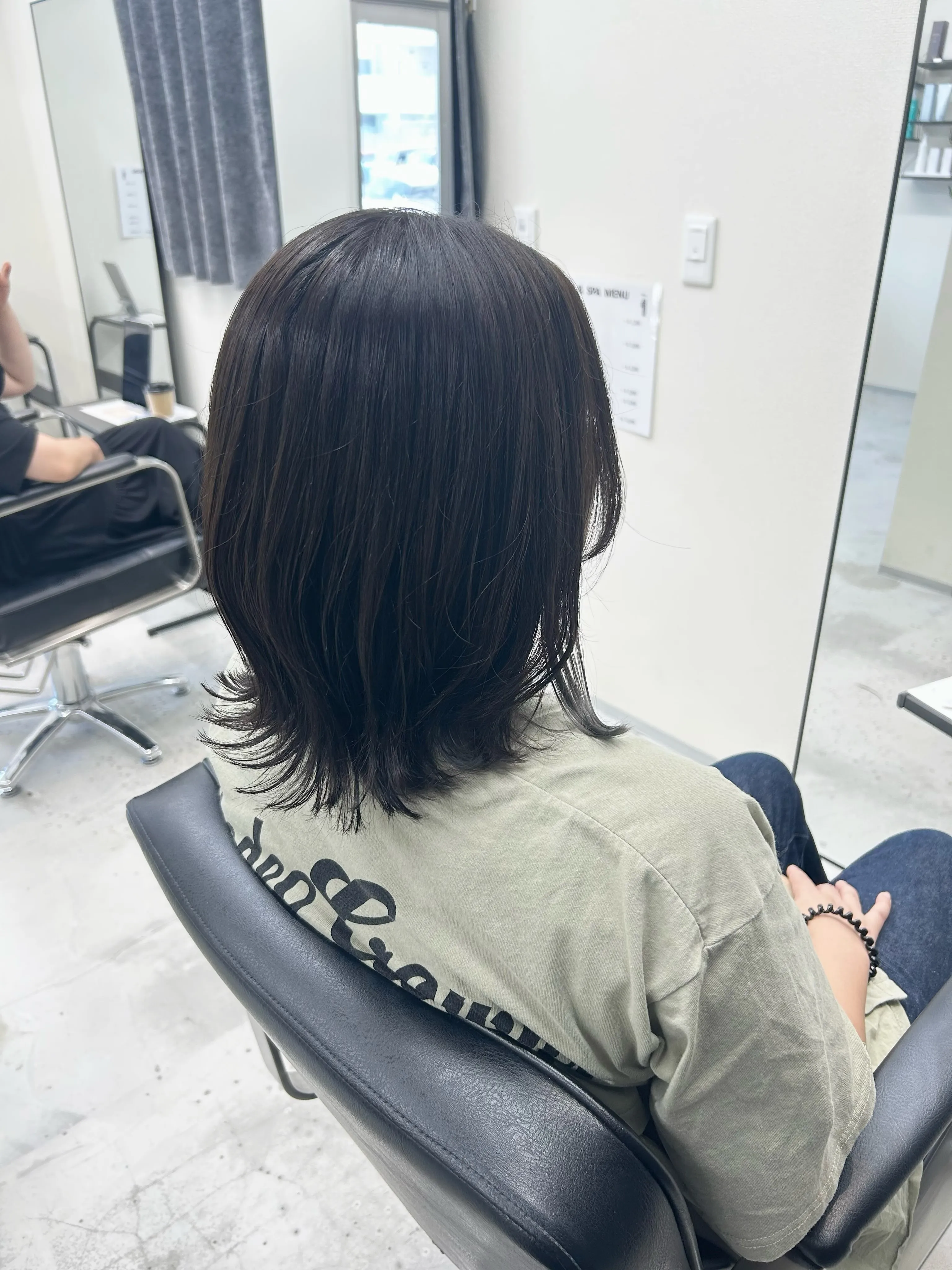 さりげなく楽しむグレーのイヤリングカラー🩶